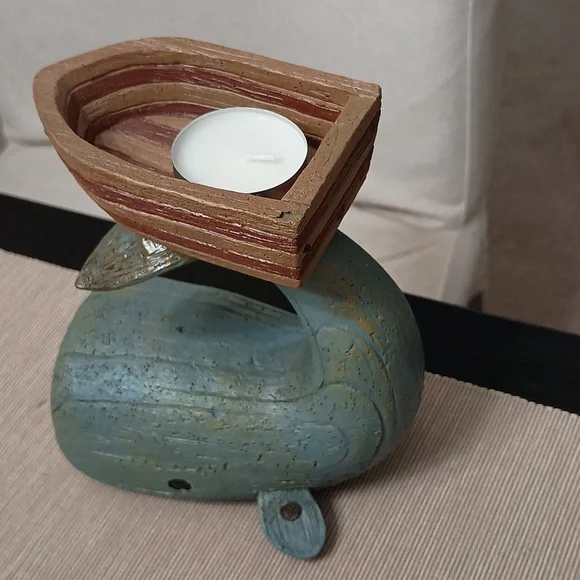 Two whale candle holders, perfect for a nautical theme - Picture 2 of 3